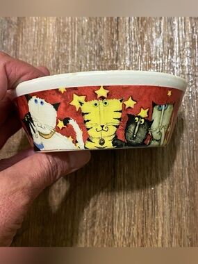 2012 Gibson Cat Food Bowl Cats Print On Red Stars By Debi Hron 4.25” Round